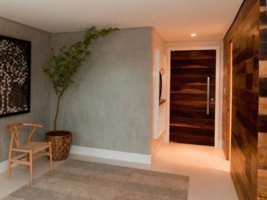 Porta para sala: Grande de madeira escura