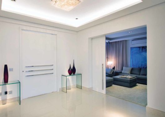 Porta para sala: Grande branca