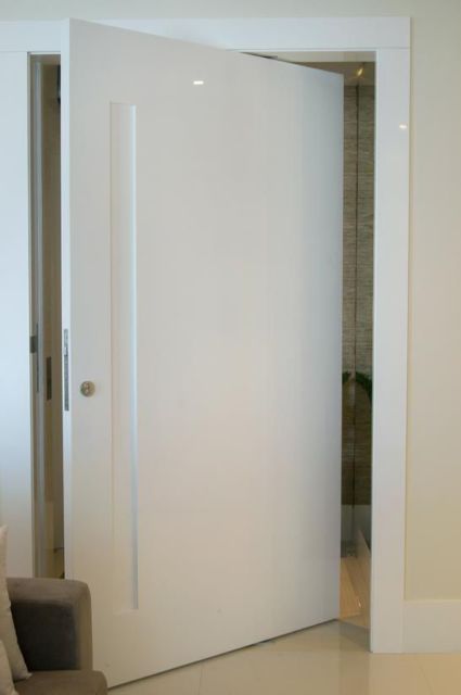 porta branca entrada