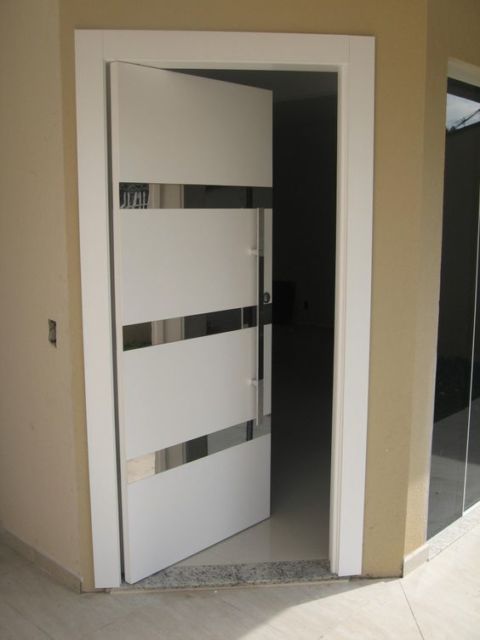porta branca com espelho