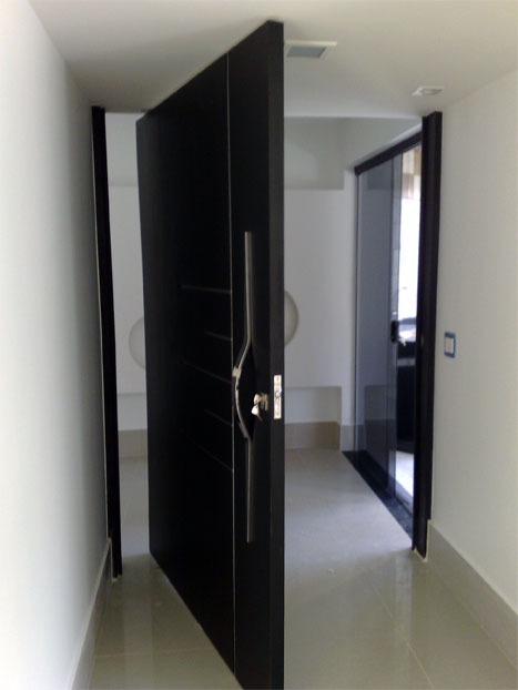 porta pivotante preta