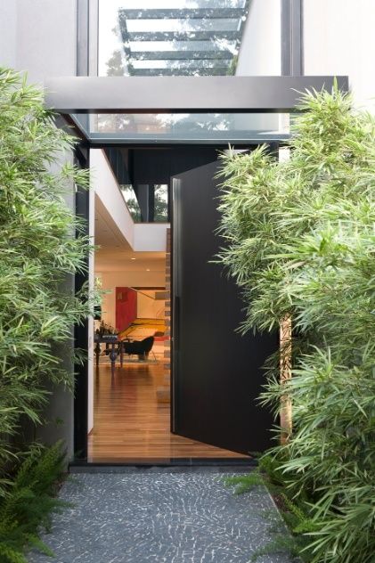 fachada moderna com porta preta