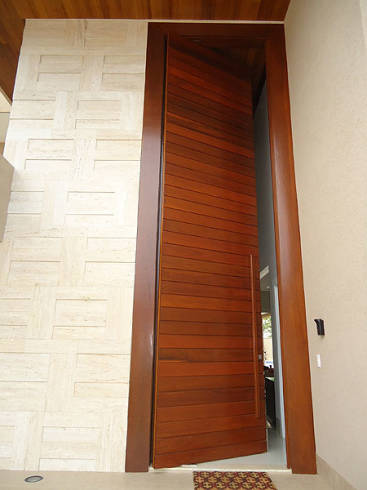 porta com pé direito duplo