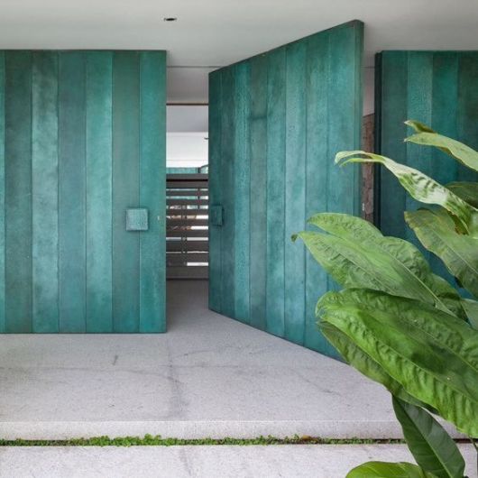 porta colorida de madeira