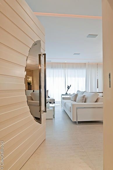 porta branca com espelho