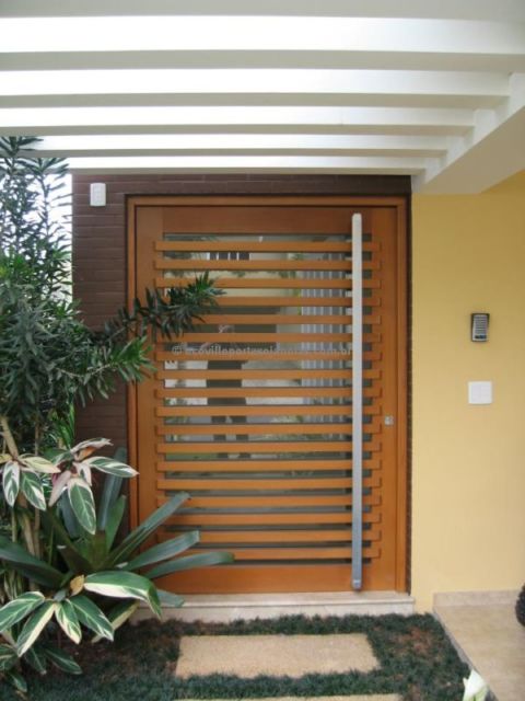 porta em madeira com espelho