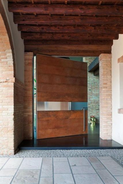 porta de madeira com inox