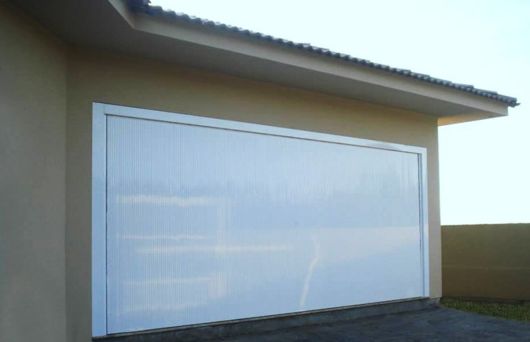 Portão basculante: Em alumínio branco