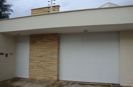 Portão basculante: Em alumínio liso