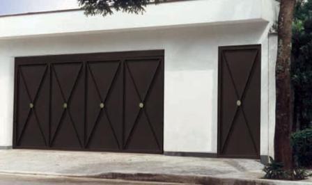 Portão basculante: Em alumínio preto