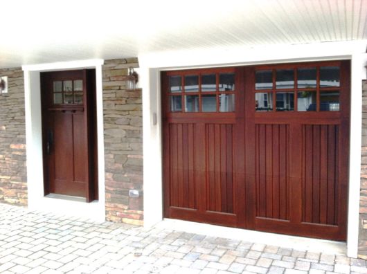 Portão basculante: Com portão social de madeira