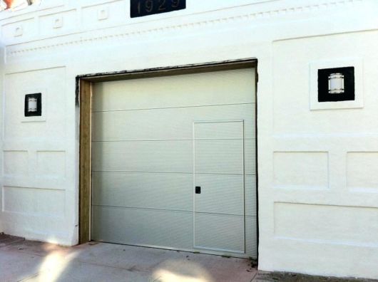 Portão basculante: Com portão social