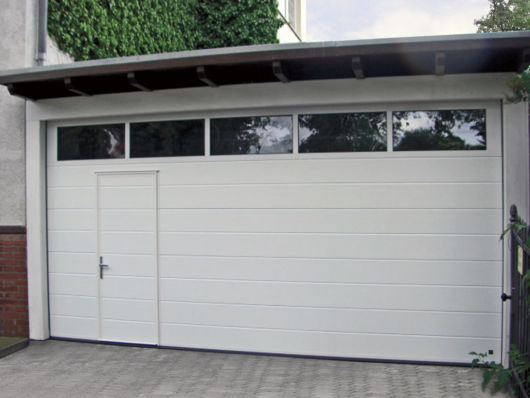 Portão basculante: Com portão social branco