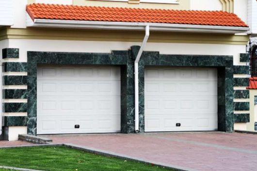 Portão basculante: Em alumínio