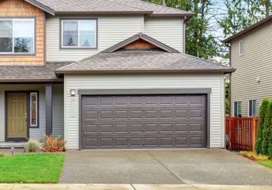 Portão basculante: Fechado cinza chumbo