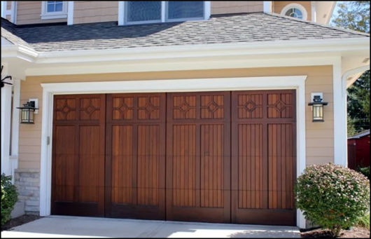 Portão basculante: Fechado de madeira