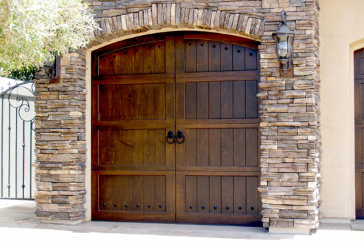 Portão basculante: Em madeira