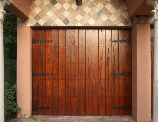 Portão basculante: Em madeira