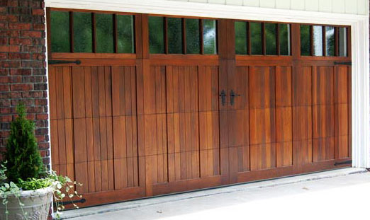 Portão basculante: Em madeira