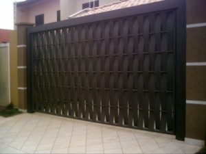 Portão de Alumínio – Vale a Pena? Dicas e 60 Modelos p/ Se Inspirar!