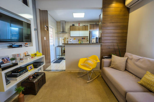 Sala de TV pequena com cozinha americana