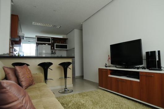 Sala de TV simples com cozinha americana