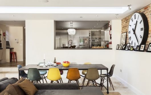 Ideia de cozinha americana decorada com sala de jantar