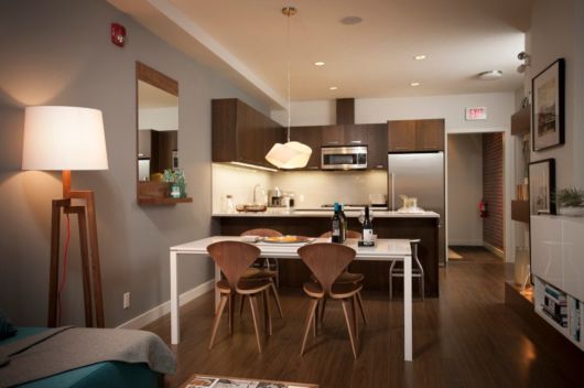 A cozinha americana elegante com sala de jantar