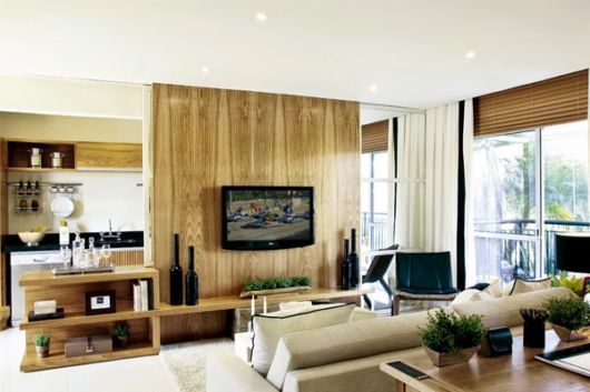 Sala moderna de TV com cozinha americana