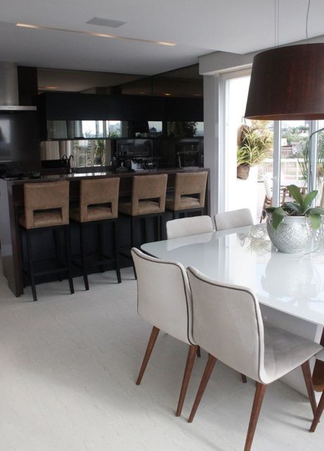 Cozinha americana com sala grande de jantar