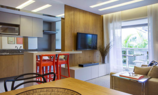 Sala moderna de TV com cozinha americana