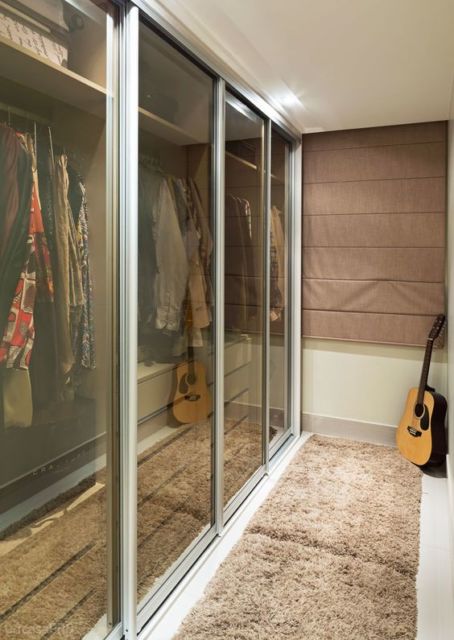 closet com porta de vidro