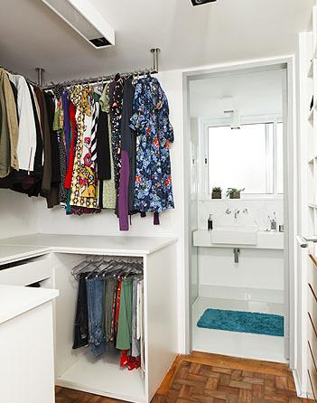 closet aberto com banheiro