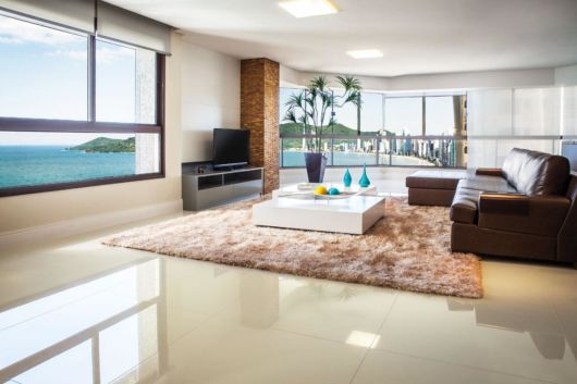 Sala com piso de porcelanato