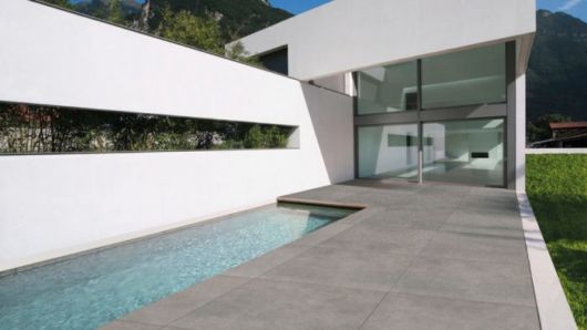 Porcelanato cinza para a área da piscina