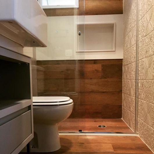 Piso de porcelanato que imita madeira para banheiro