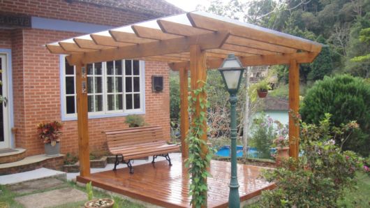 deck com cobertura de policarbonato