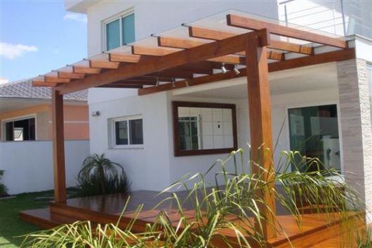 deck de madeira na varanda