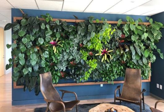 Plantas artificiais: em jardim vertical