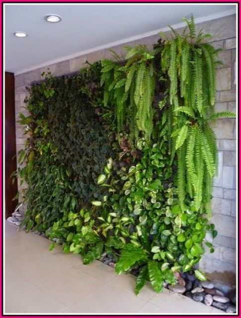 Plantas artificiais: em jardim vertical