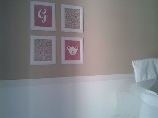 rodameio feito com EVA em quarto de criança, dividindo a parede rosa acima e branco abaixo.