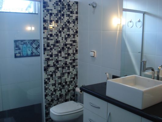 banheiro com pastilhas pretos e brancos