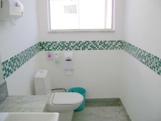 banheiro com faixa de pastilhas