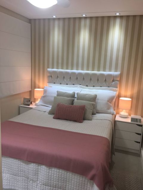 quarto com papel de parede de listras