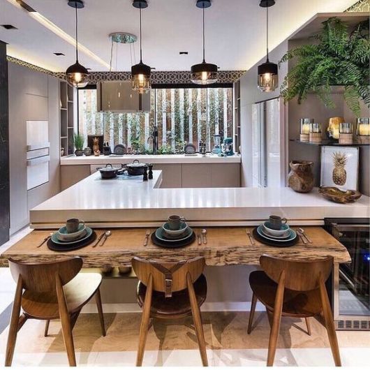 cozinha com bancada para refeições