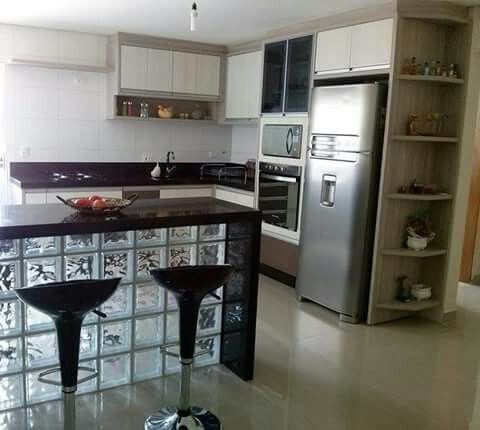 cozinha com balcão de blocos de vidro