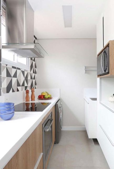 Cozinhas modernas: cozinha planejada com revestimento personalizado