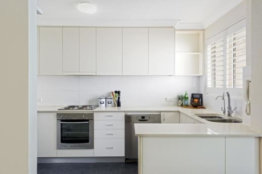 Cozinhas modernas: cozinha planejada com forno embutido