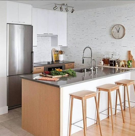 Cozinhas modernas: cozinha simples com relógio na parede