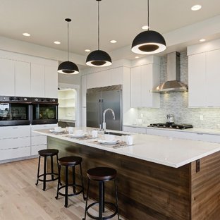 Cozinhas modernas: cozinha com ilha branca e marrom